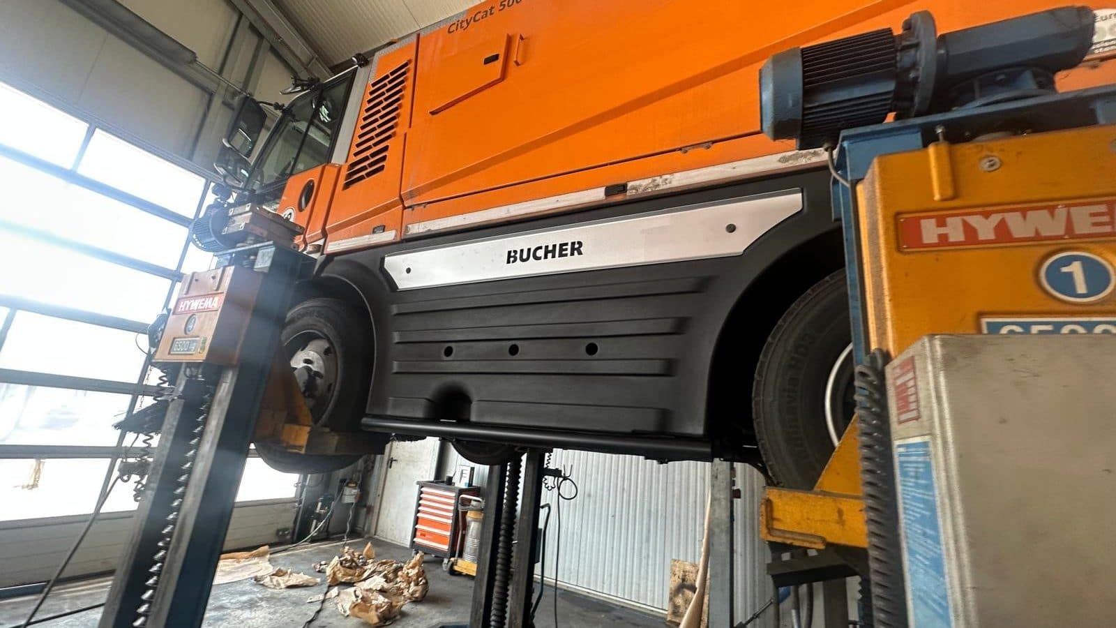 Kehrmaschine auf der Hebebühne in der Nutzfahrzeughalle